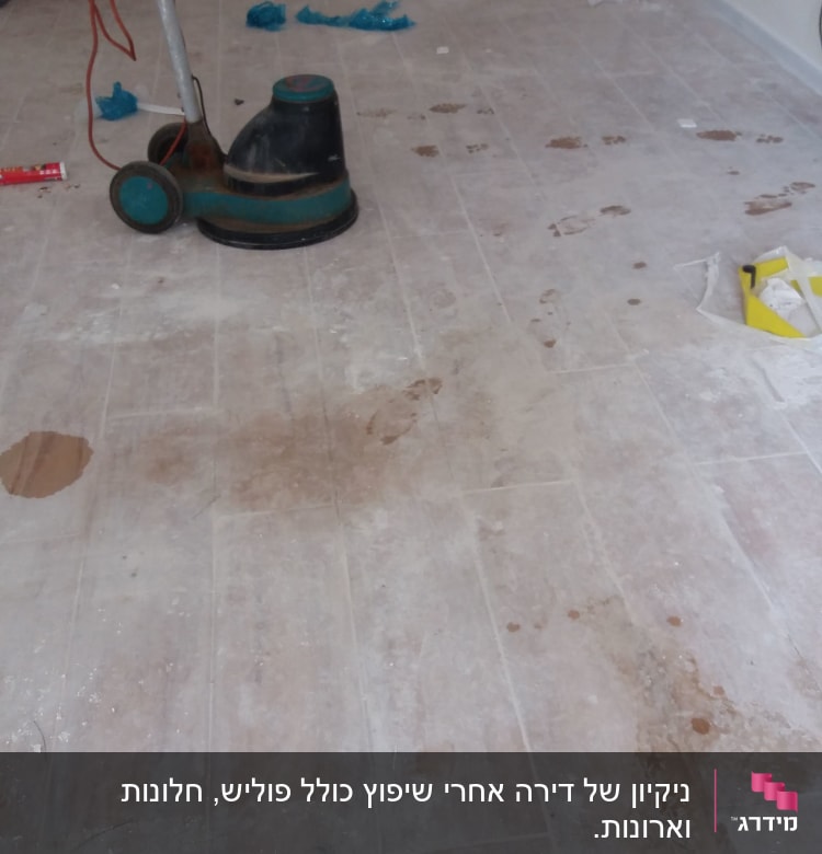 מכונת פוליש על רצפה מלוכלכת עם כתמים